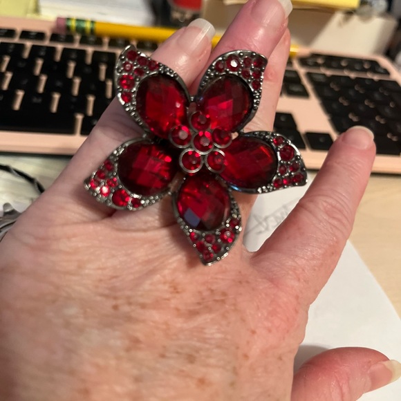 Beautiful red big flower ring with elastic band so it fits anyone and any finger - Picture 5 of 6